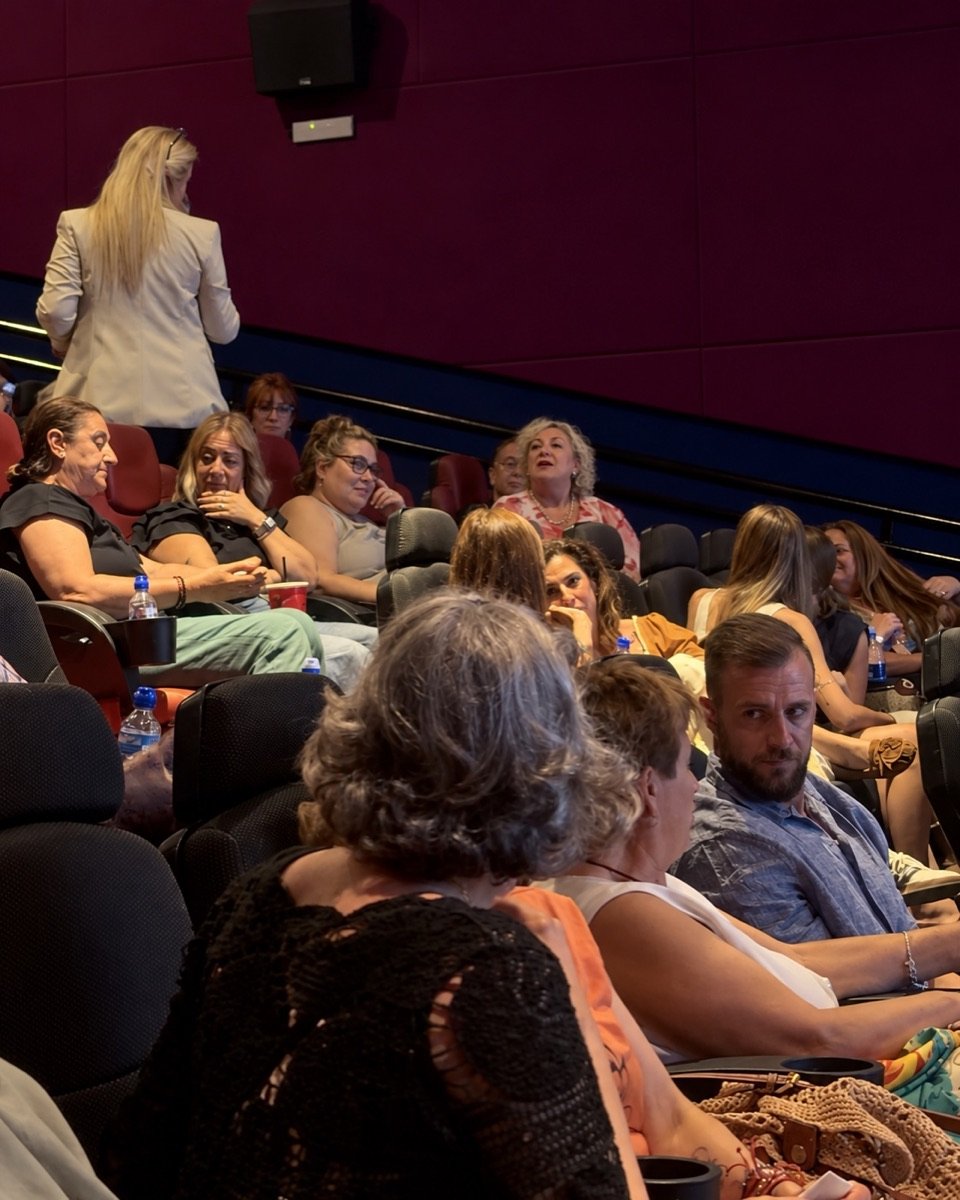 Natalia entre asistentes en un encuentro anterior celebrado en una sala de cine