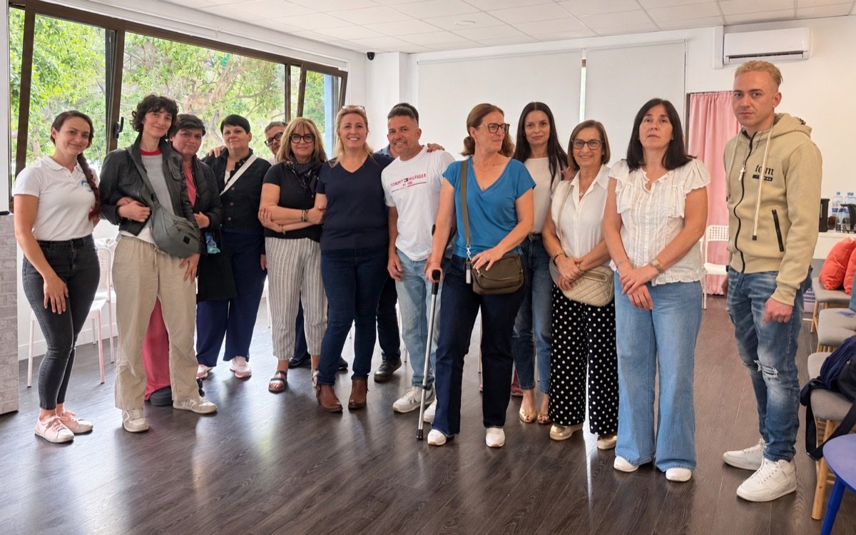 Natalia junto a un grupo de participantes de un taller presencial anterior